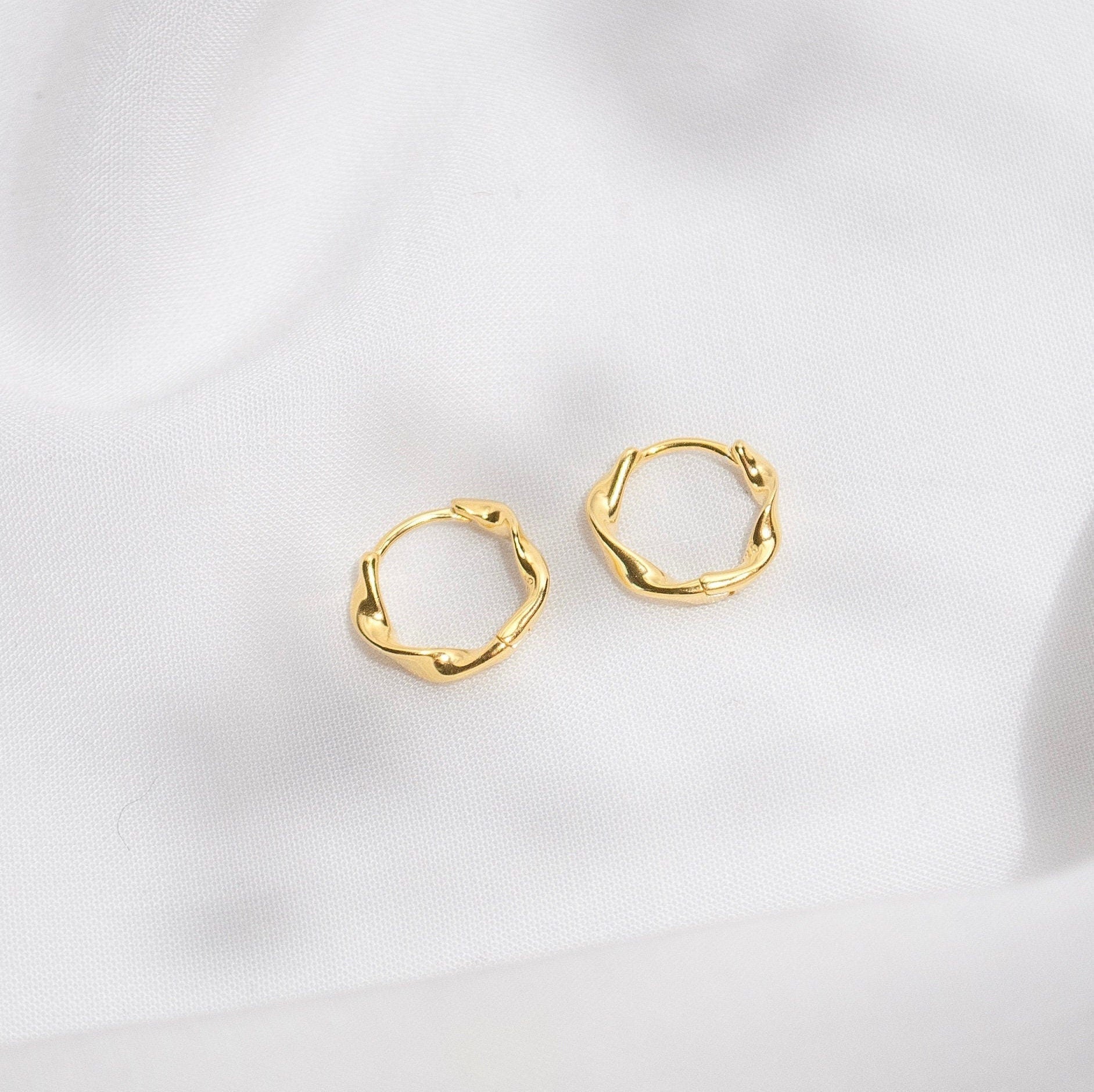 Minimalist gold hot sale hoop earrings